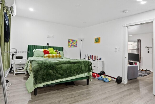 Building Photo - 920 SW 30th St