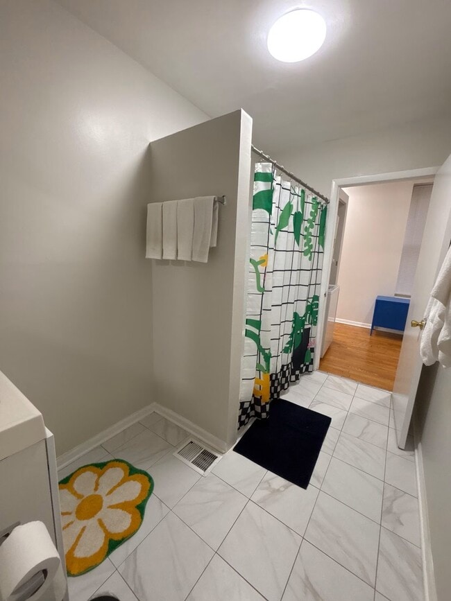 Building Photo - 2122 W Huron St