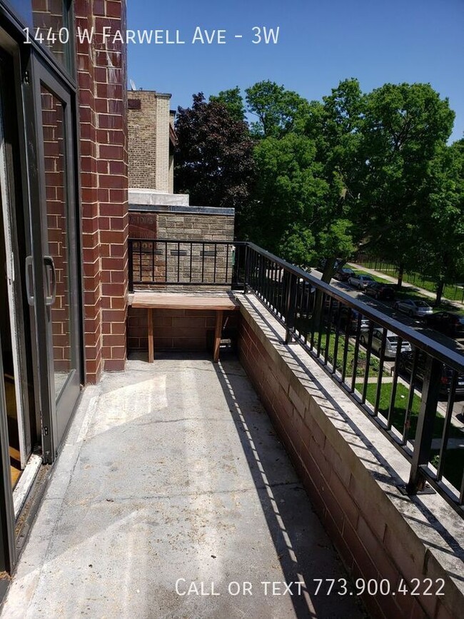 Building Photo - 1440 W Farwell Ave