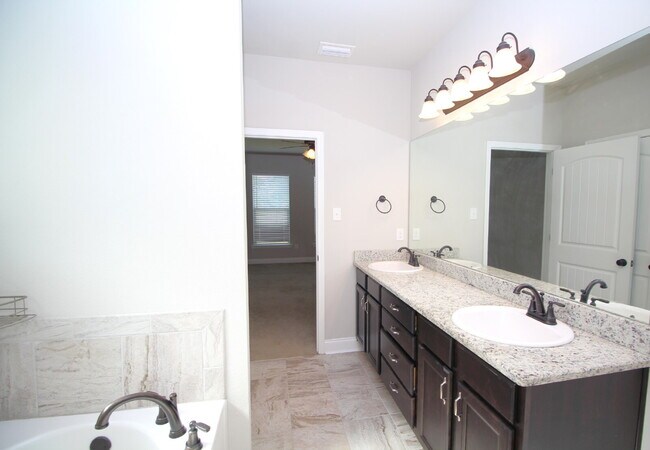 Building Photo - Spacious 3-Bedroom, 2-Bath Brick Home in N...