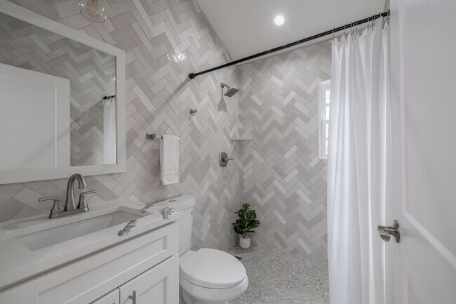 Building Photo - Adorable rental available in heart of Orlando !