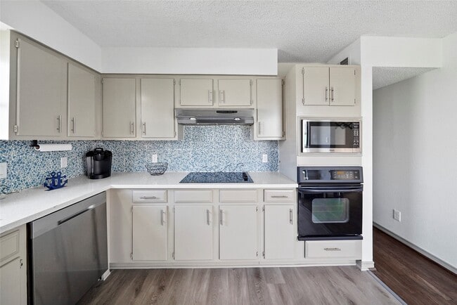 Building Photo - 4126 San Jacinto Dr