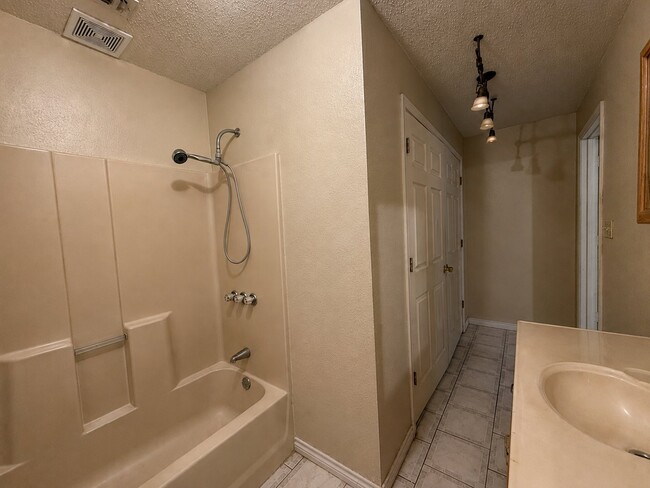 Building Photo - 712 Edgewood Cir