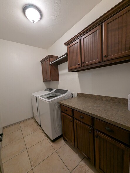 Laundry room - 13715 Oxford Dr
