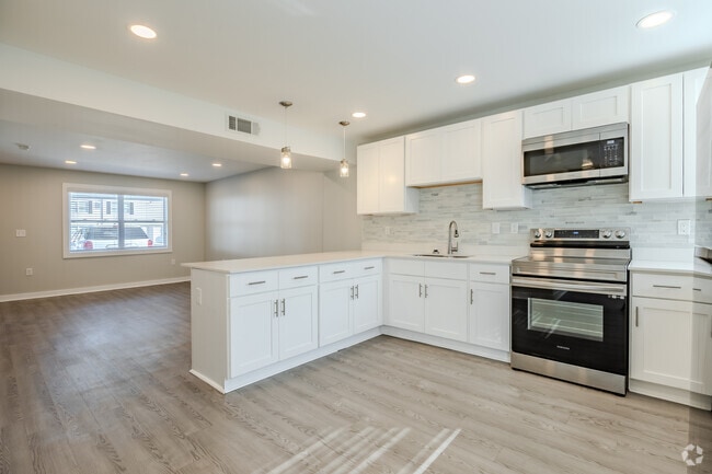 2BR, 1.5BA - 1100SF - Kitchen - Crystal Gardens