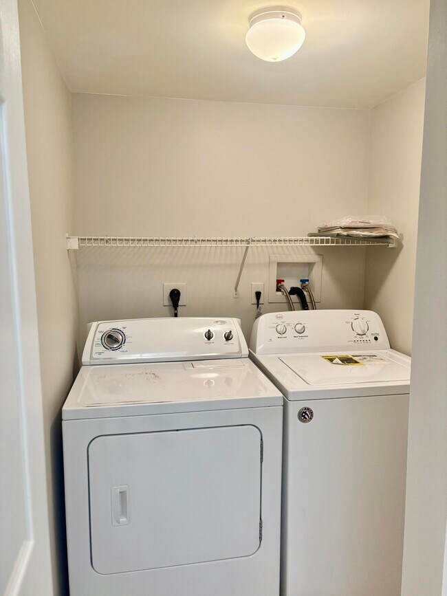 Building Photo - 900 Crestwood Ct S