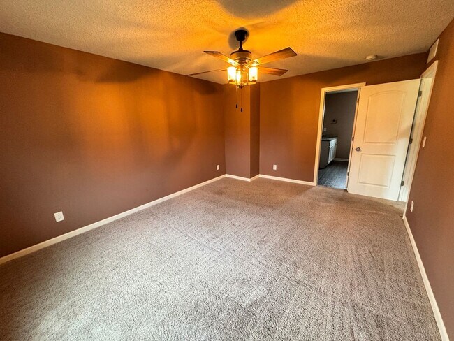 Building Photo - Dream House!! 4 Bedroom 3 Bath House in Davenport is a MUST SEE!!
