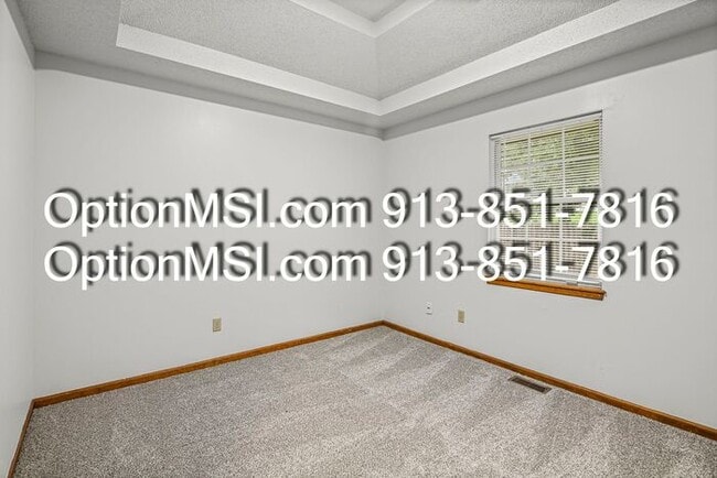 Building Photo - Spacious townhouse