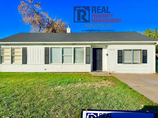 Building Photo - 5 bed 1.5 bath house - Pet Friendly