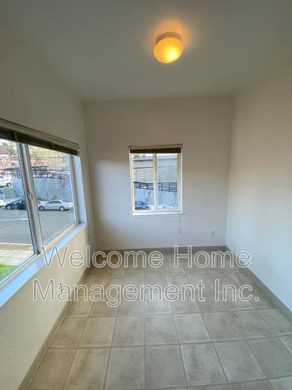 Building Photo - 1426 Henry St