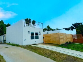 Building Photo - Welcome to your Contemporary Casita in the heart of Point Loma!