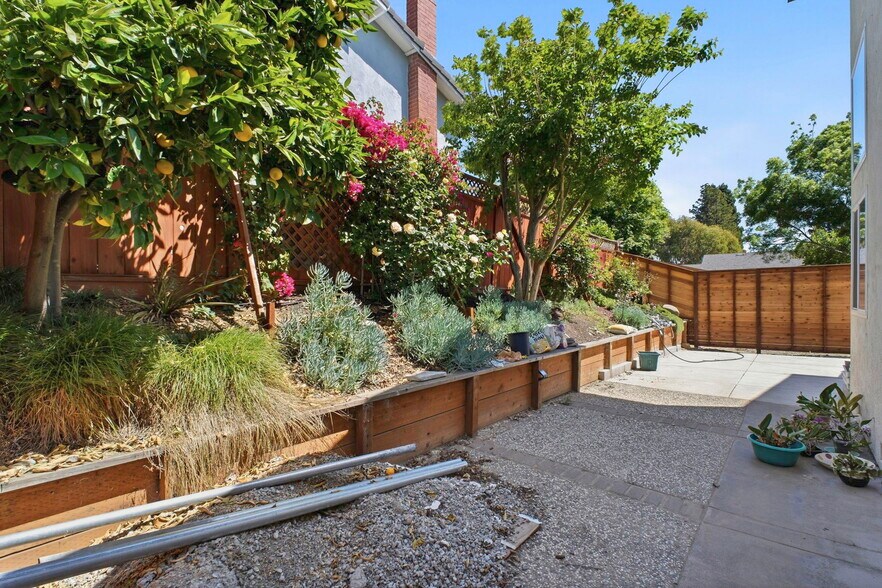 Building Photo - 6001 Castlebrook Dr