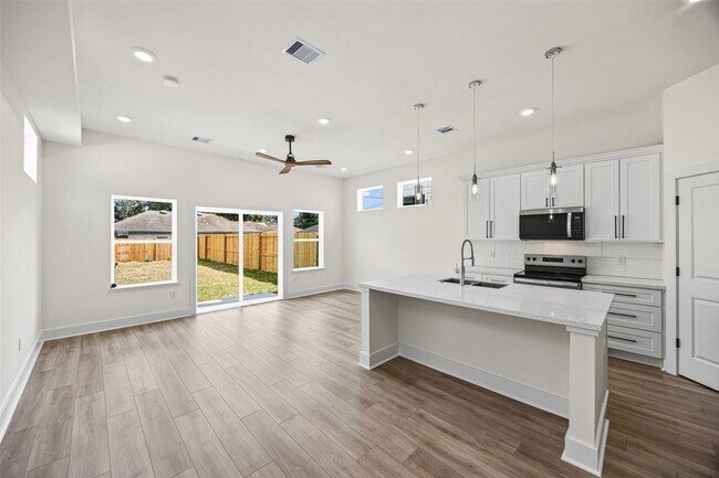 Building Photo - 443 Hahlo St