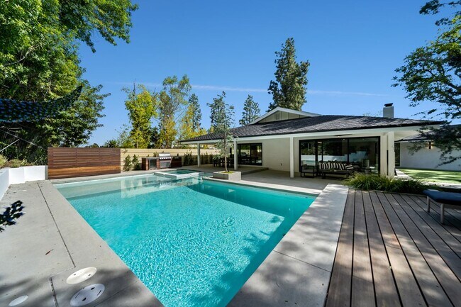 Building Photo - 16105 Clear Oak Dr