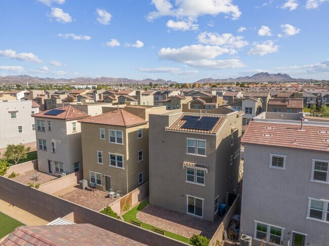Building Photo - Spacious Three Story 3 Bed 3.5 Bath Smarth...