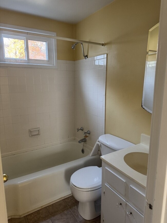 Building Photo - Adorable 2 Bed 1 Bath Duplex, Available Now!