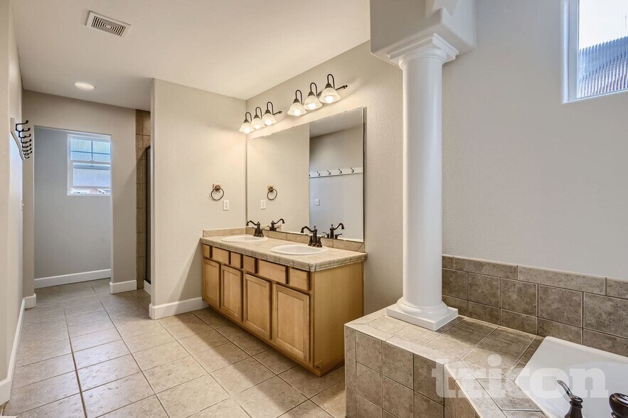 Building Photo - 11805 1st Pl SE