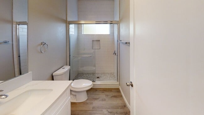 Building Photo - 4BD/2BA, Great Yard Space!