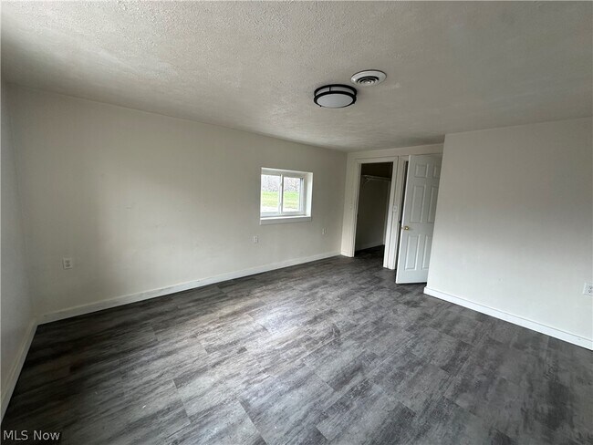 Building Photo - 5885 Youngstown Hubbard Rd