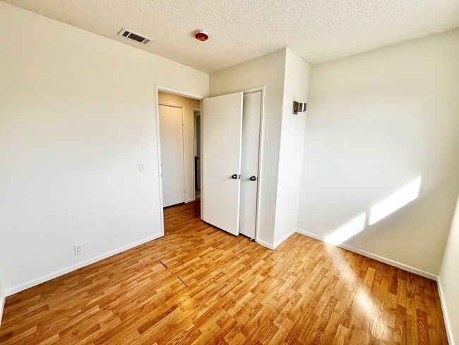 Building Photo - Beautifully Updated 3B 1BA Unit in Lemon G...