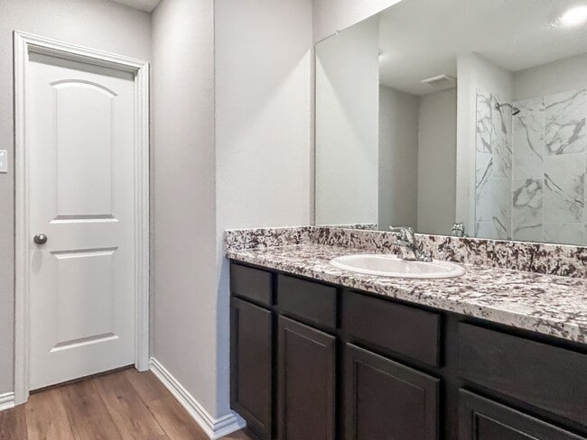 Building Photo - Beautifully Refreshed 3-Bedroom Home in De...