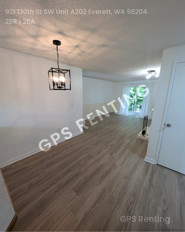 Building Photo - Renovated Bright and Open 2/2 Townhouse!!!