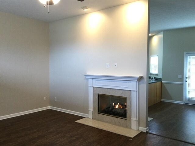 Building Photo - 121 Luna Lane