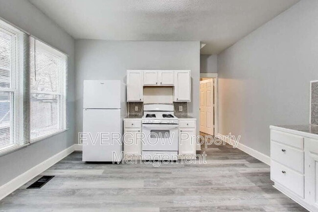 Building Photo - 415 N Oxford St