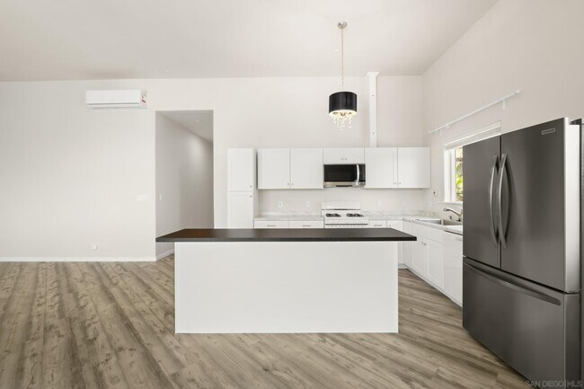 Building Photo - 9427 Vista Dr