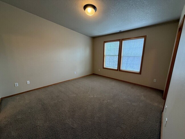Building Photo - 3 Bed/2.5 Bath Townhome in NE Bend - Canoe Court