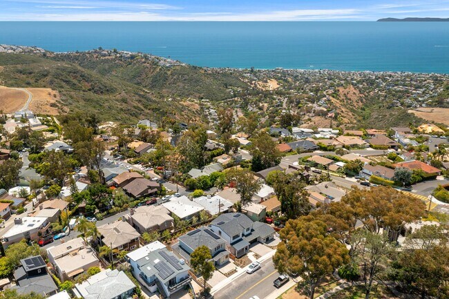 Building Photo - Modern Coastal Lease in Top of the World