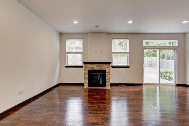 Building Photo - Stunning 3 Bed 2.5 Bath home in Fairway Point