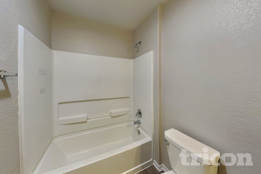 Building Photo - 421 Moonvine Way