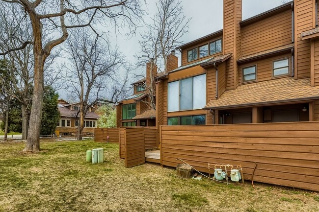 Building Photo - Spacious 3-Level Townhome w/ Private Primary Suite