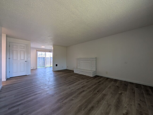 Building Photo - Cozy 2-Bedroom, 1-Bath Duplex in Springfield!