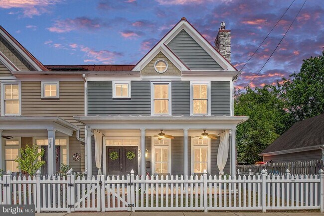 Building Photo - 703 Weedon St