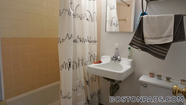 Building Photo - 248 Newbury St