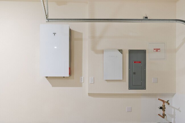 Building Photo - Modern Comfort & Style in Prime Ontario Location