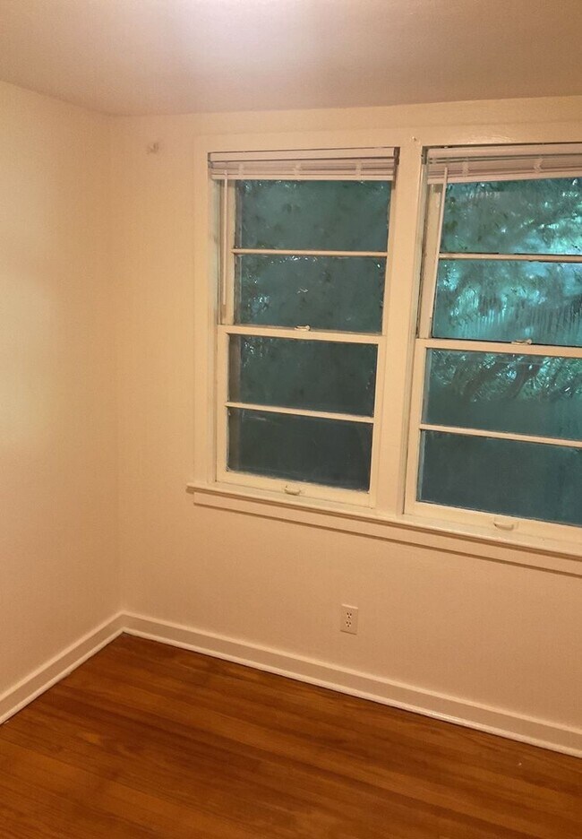 Building Photo - Great Home within Walking Distance to Campus.