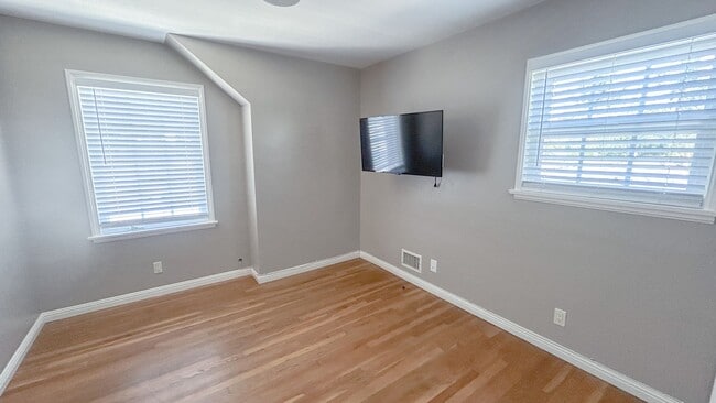 Building Photo - For rent! This charming 4-bedroom, 3-bathr...