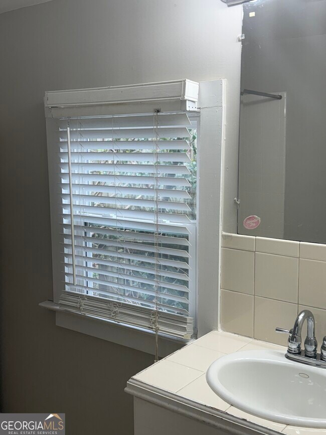 Building Photo - 1750 Linwood Ave