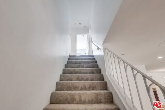 Building Photo - 687 Mt Carmel Dr