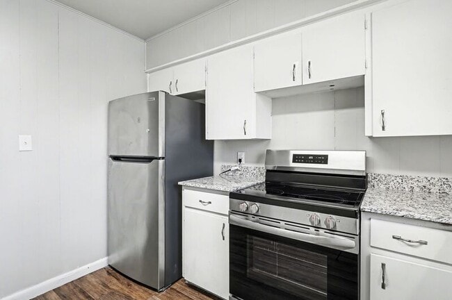 Building Photo - 704 W Oak St