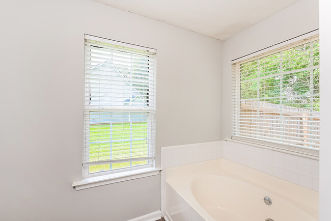 Building Photo - Ellenwood Comfort with Spacious Living