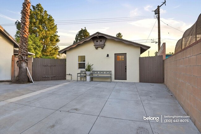 Building Photo - 648 Anita St