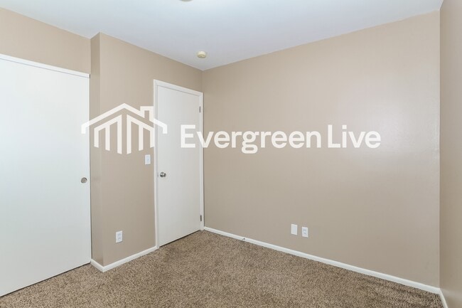 Building Photo - 859 Heatherstone Dr