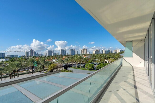 Building Photo - 18501 Collins Ave