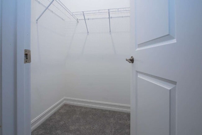 Building Photo - Spacious Like New 4-Bedroom Oasis with 3 F...