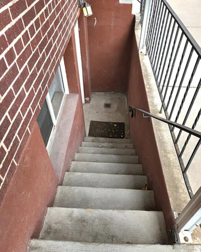 Building Photo - Beautiful 3-Bedroom Garden Apartment in the Heart of Salt Lake City