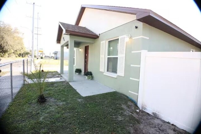 Building Photo - 826 N Lincoln Ave